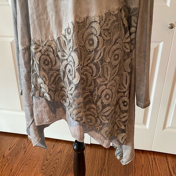 Forgotten Grace Tunic. XXL (1X) - Picture 2 of 12